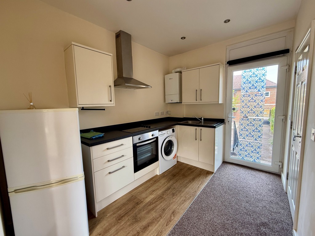 Lot: 163 - FREEHOLD INVESTMENT COMPRISING FIVE FLATS - Flat A Kitchen